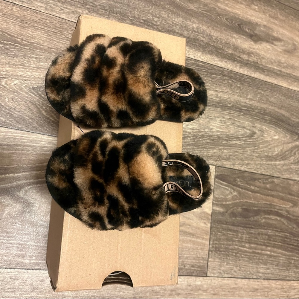 Size 9c Uggs slippers